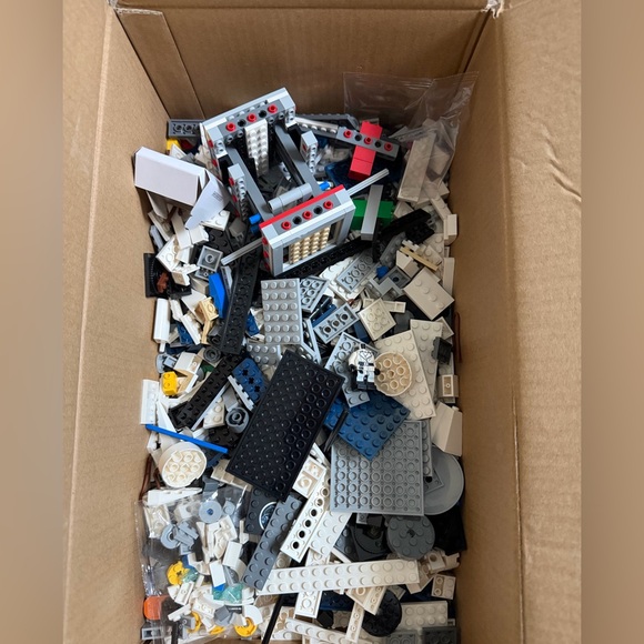 Loose Star Wars: R2-D2 Lego Set - Picture 3 of 4